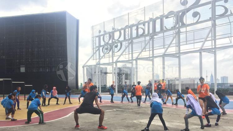 Komunitas Workout Embassy mengajak anak-anak Yayasan SAJA untuk berolahraga.