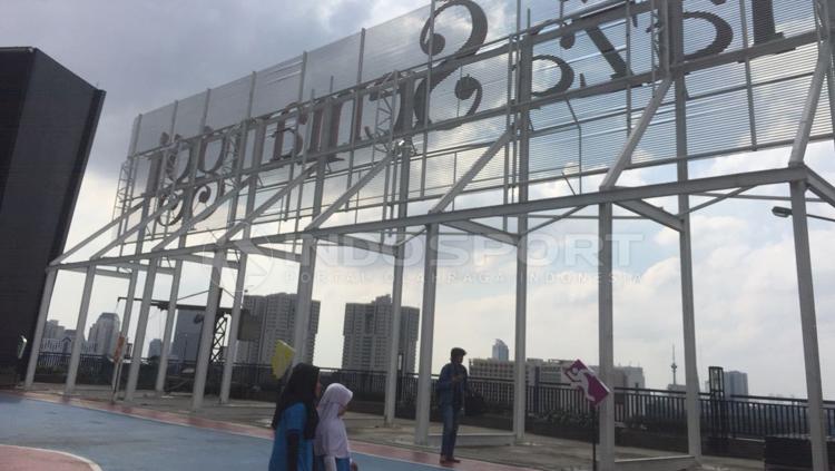 Atap salah satu mall di Jakarta Selatan, jadi lokasi acara Workout Embassy.