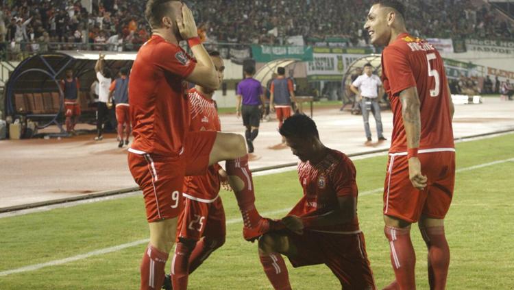 Marko Simic melakukan selebrasi bersama rekan satu timnya. Copyright: Media Persija