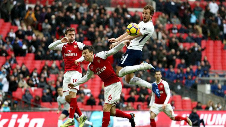 Monreal, Koscielny, dan Harry Kane saat sedang berduel. Copyright: INDOSPORT