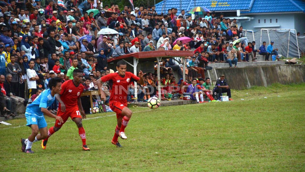 Hengki Ardiles berusaha mengamankan bola dari pemain Jordus FC Copyright: Taufik Hidayat/Indosport.com