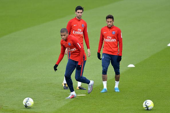 Neymar Jr  dan Mbappe saat latihan Copyright: Getty Images