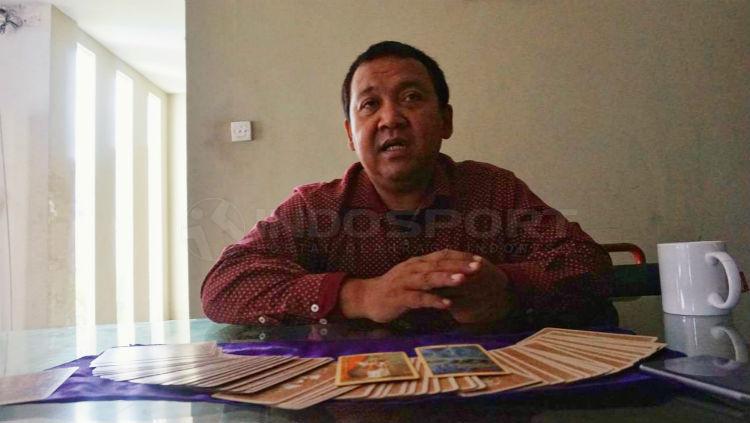 Adi Iskandar, Ahli Tarot asal Persebaya Copyright: Fitra Herdian/INDOSPORT