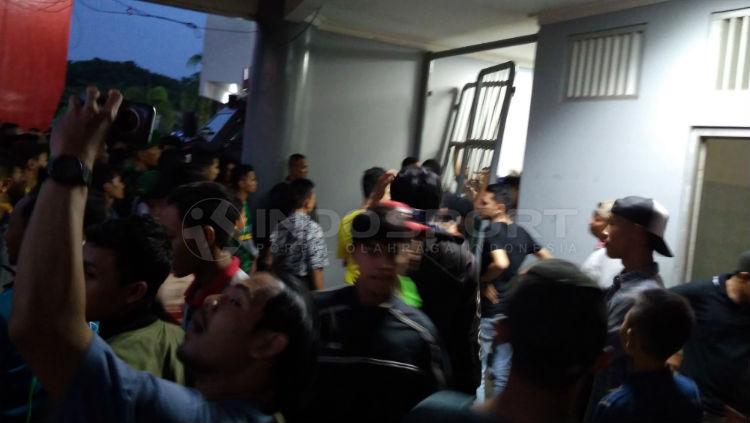 Para penonton Sriwijaya FC membludak di pintu masuk Stadion Copyright: Muhammad Effendi/INDOSPORT