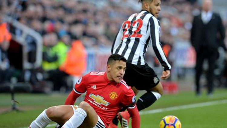 Alexis Sanchez beradu dengan pemain Newcastle Copyright: AFP