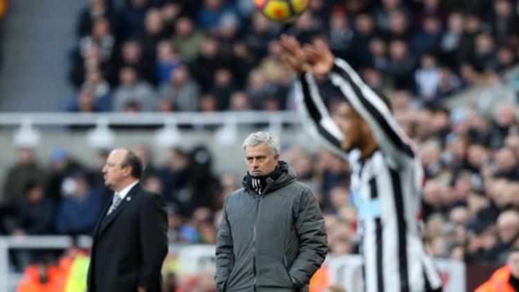 Jose Mourinho dan Rafael Benitez di pinggir lapangan