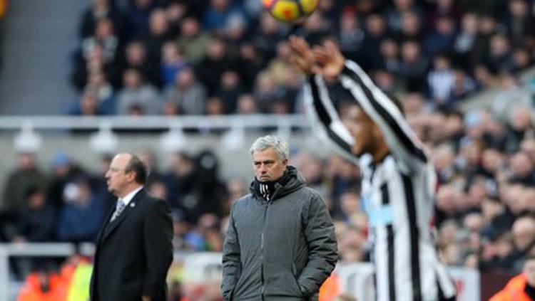 Jose Mourinho dan Rafael Benitez di pinggir lapangan Copyright: AFP