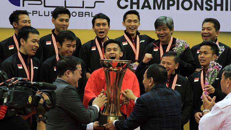 Momen tim putra saat menerima piala di final Asian Team Championships 2018. Copyright: HUMAS PBSI