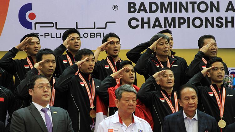 Tim putra Indonesia melakukan hormat saat menyanyikan lagu Indonesia Raya.