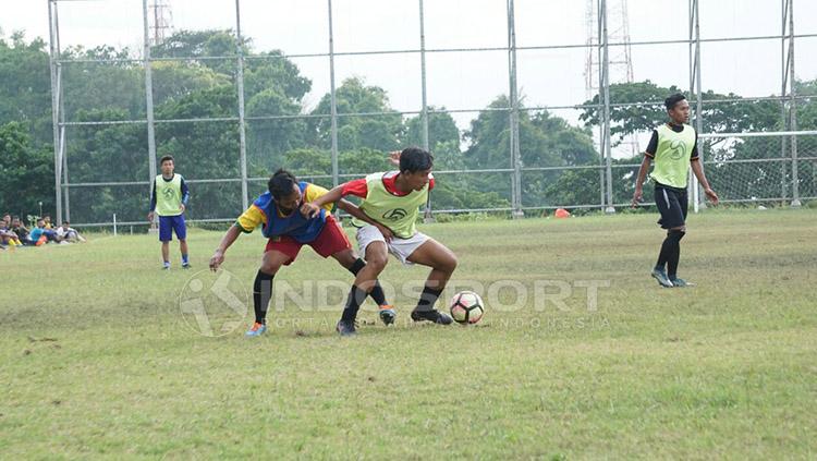 Pemain Seleksi Persegres Bakal Hadapi Pesaing Pemain Liga 1 dan Liga 2. Copyright: Fitra Herdian/INDOSPORT