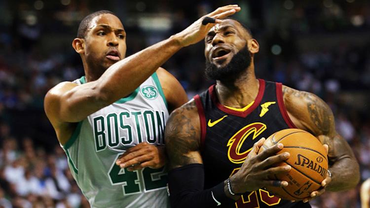 Lebron James dikawal ketat pemain Boston Celtics. Copyright: INDOSPORT