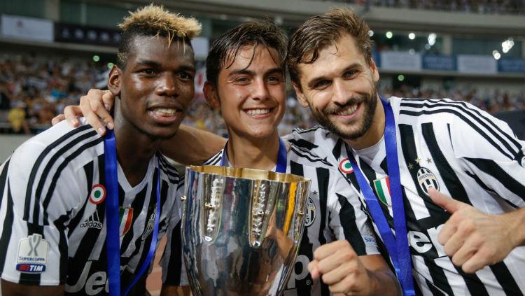 Llorente berpose dengan Dybala dan Pogba Copyright: juvefc.com