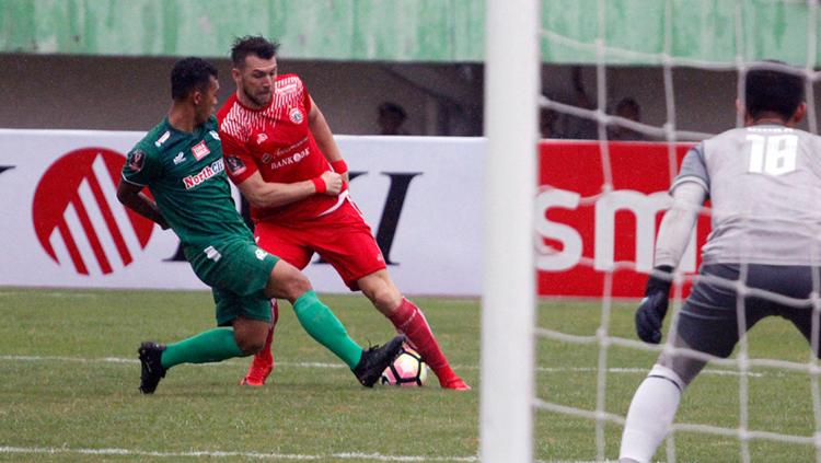 Marko Simic (kanan0 berebut bola dengan Abdul Aziz (kiri) Copyright: Media Persija