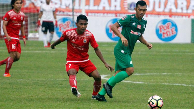 Abdul Aziz (kanan) dijaga ketat oleh Ramdani Lestaluhu (kiri) Copyright: Media Persija