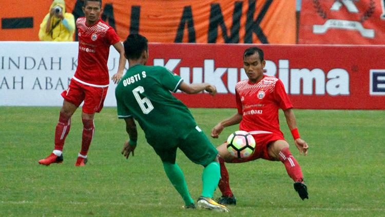 Riko Simanjuntak (kanan) berebut bola dengan pemain PSMS Medan. Copyright: Media Persija
