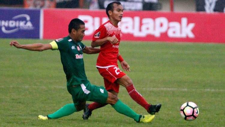 Riko Simanjuntak (kanan) dijegal dari belakang oleh Legimin Raharjo (kiri). Copyright: Media Persija