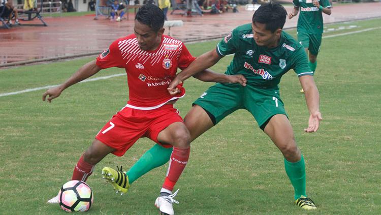 Ramdani Lestaluhu (kiri) berebut bola dengan pemain PSMS Medan. Copyright: Media Persija