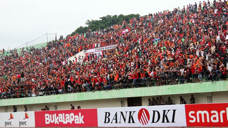 Para The Jakmania yang hadi langsung ke Stadion Manahan, Solo. Copyright: Media Persija