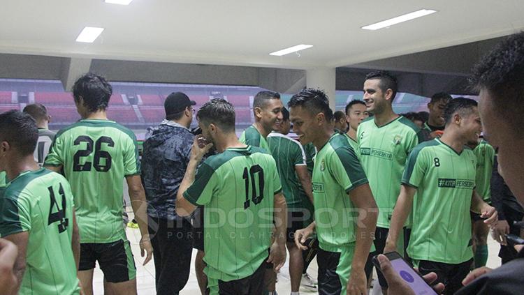 Para pemain Persebaya di ruang ganti. Copyright: Fitra Herdian/INDOSPORT