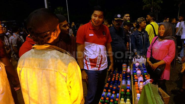 Ketua Steering Commitee Piala Presiden 2018 Maruarar Sirait, meninjau pedagang di Jakabaring Sport City (JSC). Copyright: Muhammad Effendi/INDOSPORT