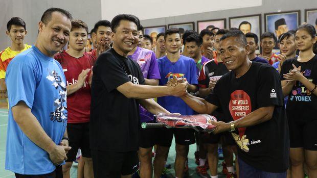 Suporter bulutangkis legendaris, Haryanto saat menerima apresiasi dari PBSI. Copyright: Internet