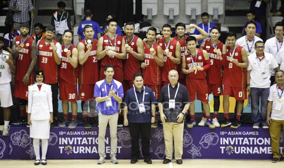 Timnas Indonesia memamerkan medali emas. Herry Ibrahim/INDOSPORT