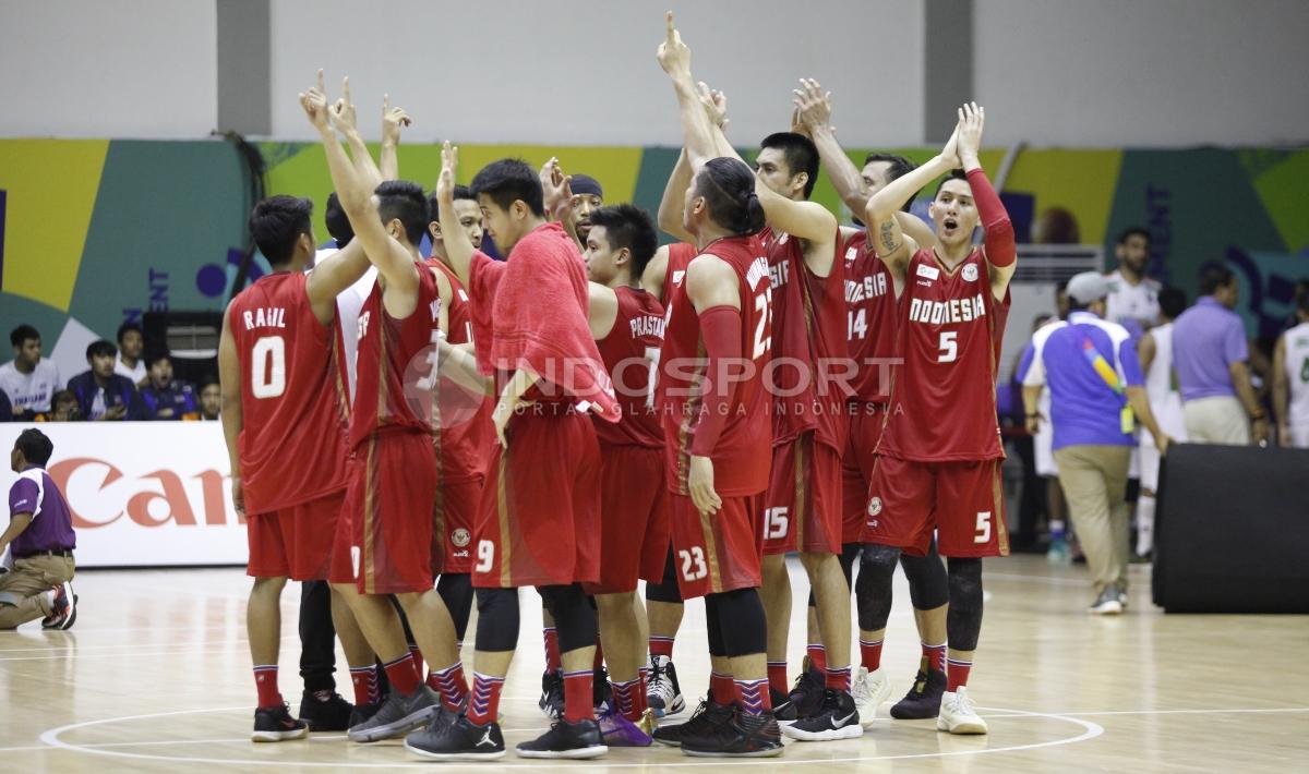 Timnas Basket Indonesia melakukan toss usai menang. Herry Ibrahim/INDOSPORT