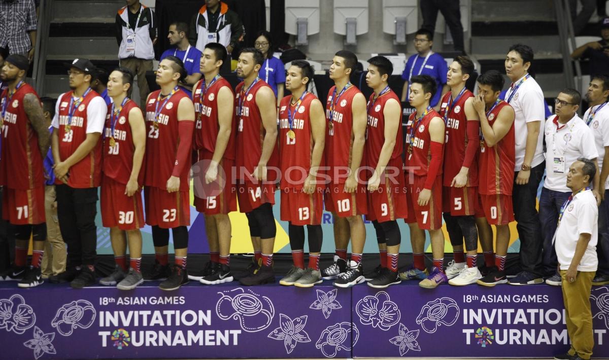 Timnas Basket Indonesia menyanyikan lagu kebangsaan Indonesia Raya.