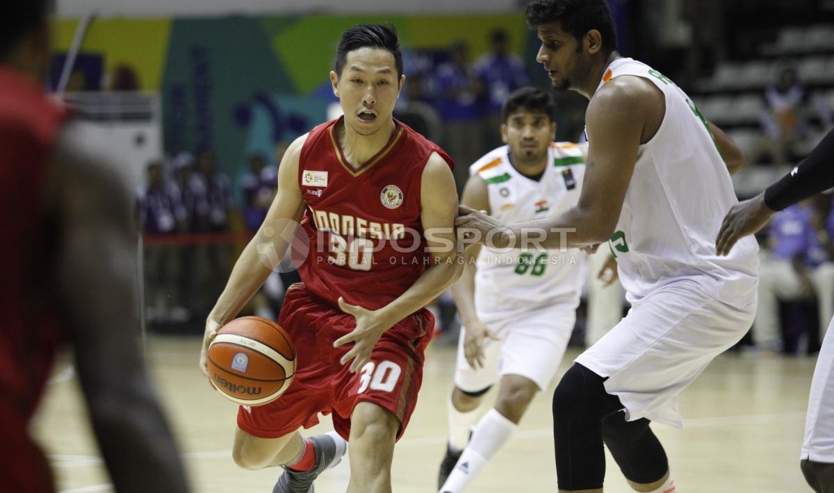 Xaverius Prawiro menusuk ke front court.