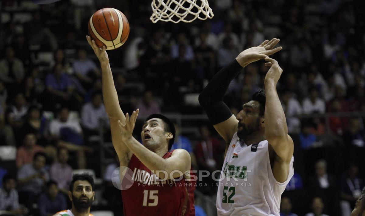 Cristian Ronaldo Sitepu dengan layup-nya.