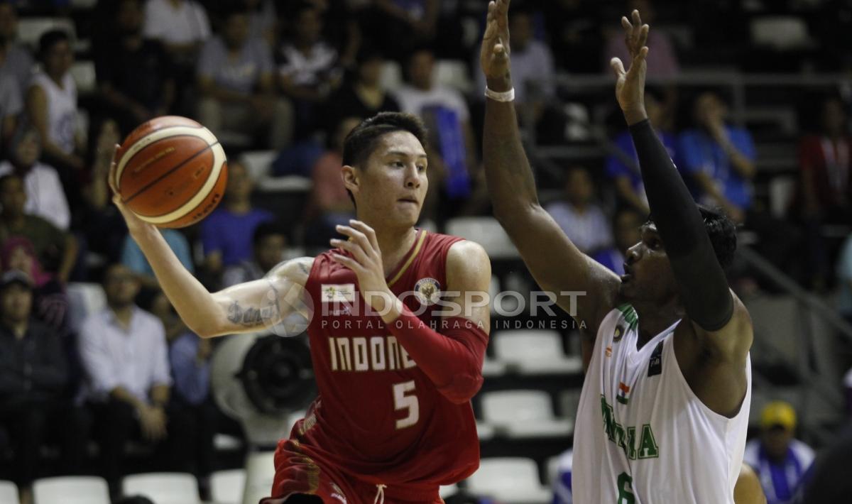 Daniel Wenas (kiri) resmi mengakhiri kerja sama dengan Tim basket Bali United.