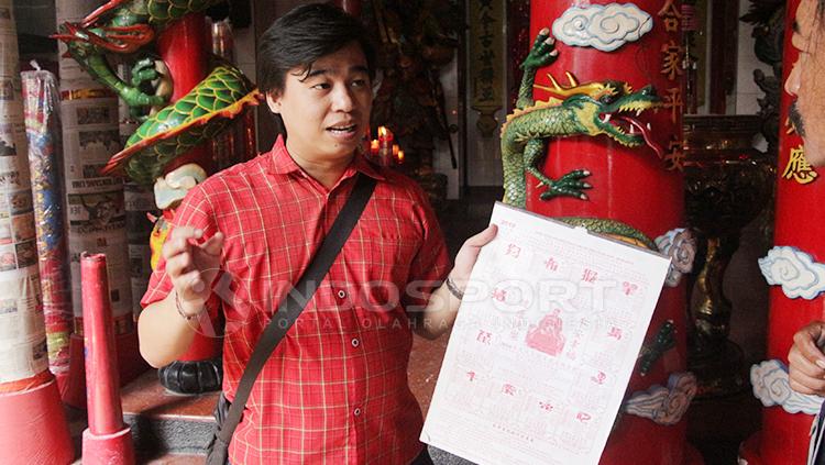 Pengurus klenteng, Kong Tik Tjoen Ong membaca peruntungan Persebaya pada tahun Anjing Tanah. Copyright: Fitra Herdian/INDOSPORT
