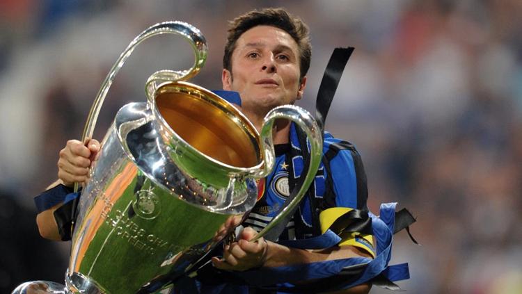 Javier Zanetti saat mengangkat piala Liga Champions. Copyright: Istimewa