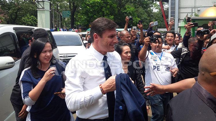Sambutan warga Bandung saat Javier Zanetti tiba di Stadion Siliwangi.