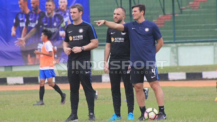 Javier Zanetti memberi arahan ke para peserta Akademi Persib Bandung.