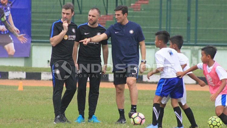 Beberapa anak Akademi Persib Bandung berusaha mendekati Javier Zanetti. Copyright: Arif Rahman/INDOSPORT