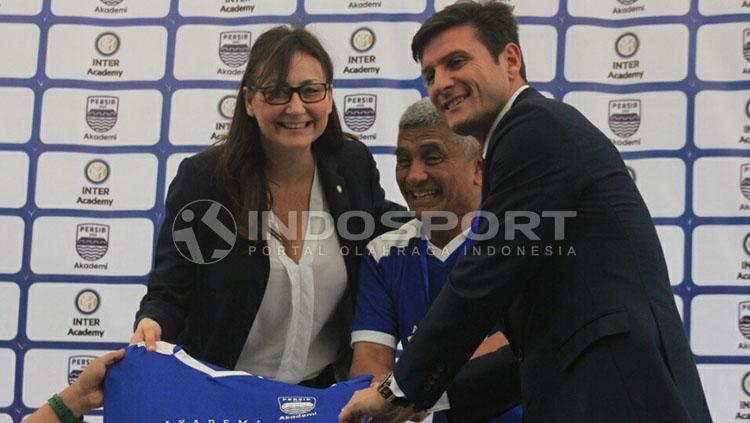 Javier Zanetti berfoto dengan beberapa pihak manajemen Persib Bandung.