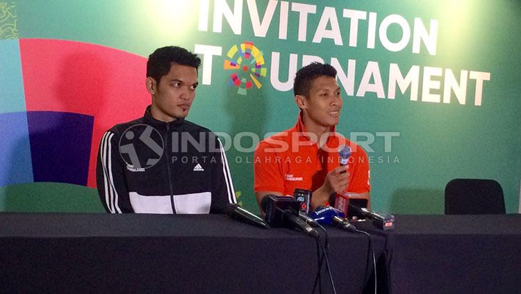 Sigit Adriansyah bersama pelatih saat konferensi pers. Copyright: INDOSPORT/Petrus Manus DaYerimon