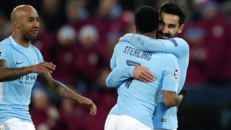 Ilkay Gundogan, Fabian Delph dan Raheem Sterling saat melakukan selebrasi. Copyright: INDOSPORT