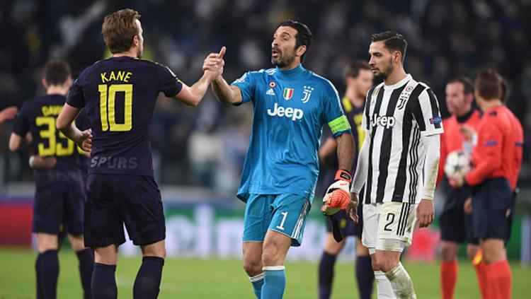 Harry Kane dan Gianluigi Buffon berjabat tangan usai pertandingan. Copyright: INDOSPORT