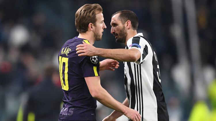 Harry Kane dan Giorgio Chiellini tampak lesu karena yang dihasilkan imbang dengan 2-2. Copyright: INDOSPORT