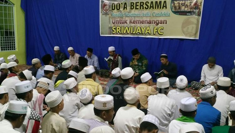 Sriwijaya FC menggelar pengajian jelang semifinal leg kedua Piala Presiden 2018 melawan Bali United. Copyright: Mohammad Effendi/INDOSPORT