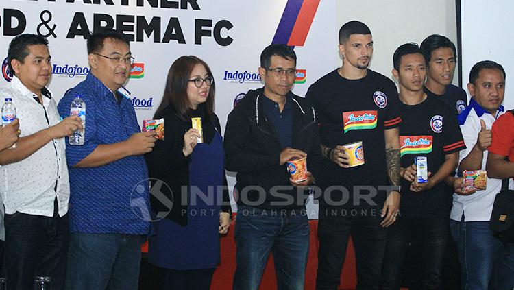 Arema FC jalin kerjasama dengan produk makanan mie instan. Copyright: Ian Setiawan/INDOSPORT