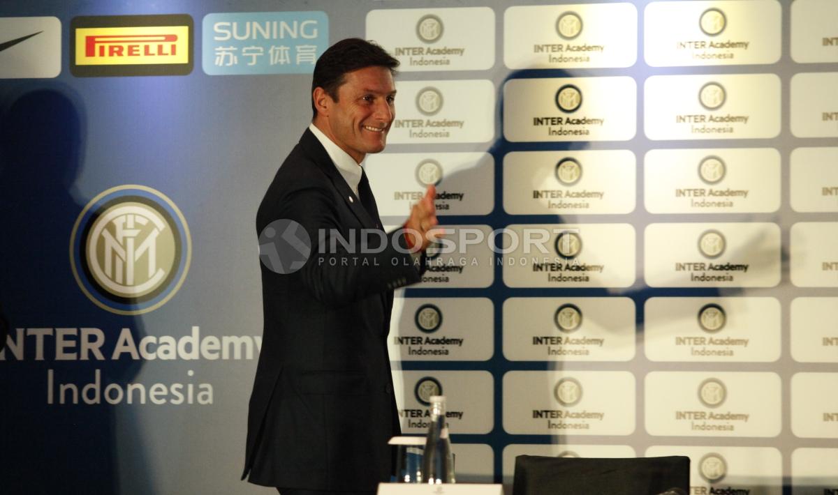 Legenda Inter Milan, Javier Zanetti bermain bulutangkis dengan Greysia Polii di Giuseppe Meazza.