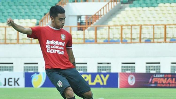 Mahir Radja Djamaoeddin melakukan tendangan memakai jersey Bali United. Copyright: Instagram