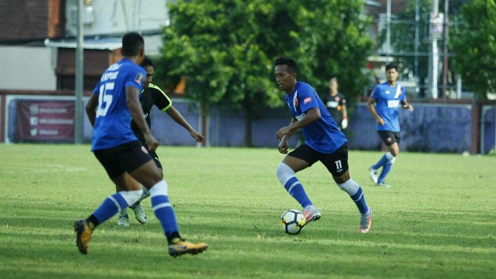 Uji coba PSM Makassar melawan Bali All Star (Hitam corak putih) & Pespa FC (Hitam corak hijau) di Lapangan Seminyak, Bali (14/2/18). Copyright: PSM Makassar