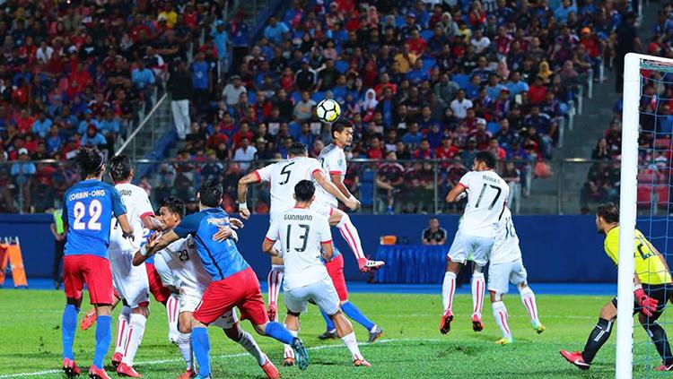 Bambang Pamungkas menyundul bola di area pertahanan JDT. Copyright: Media Persija