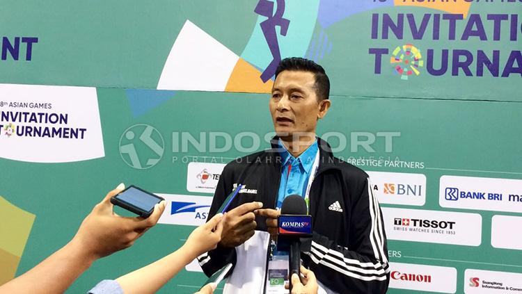 Pelatih tim voli Indonesia 2, Samsul Jais. Copyright: INDOSPORT/Petrus Manus DaYerimon