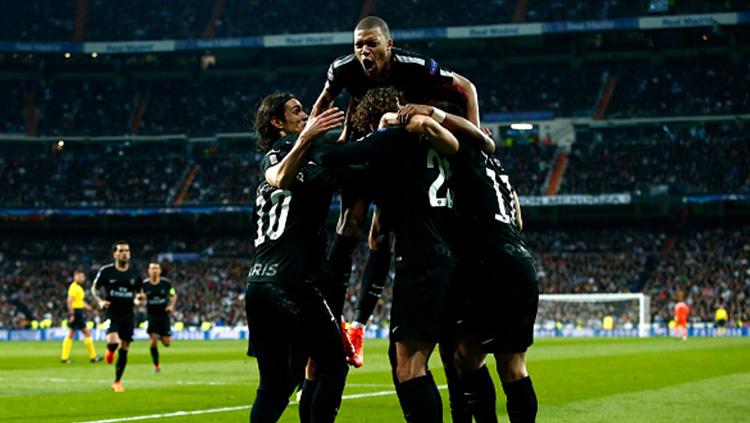 Pemain PSG berselebrasi setelah Adrien Rabiot membobol gawang Real Madrid pada babak 16 besar Liga Champions. Copyright: INDOSPORT