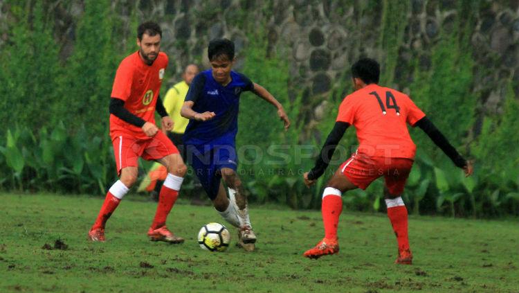 Penampilan Douglas Packer saat uji coba Barito Putera Copyright: Ian Setiawan/INDOSPORT